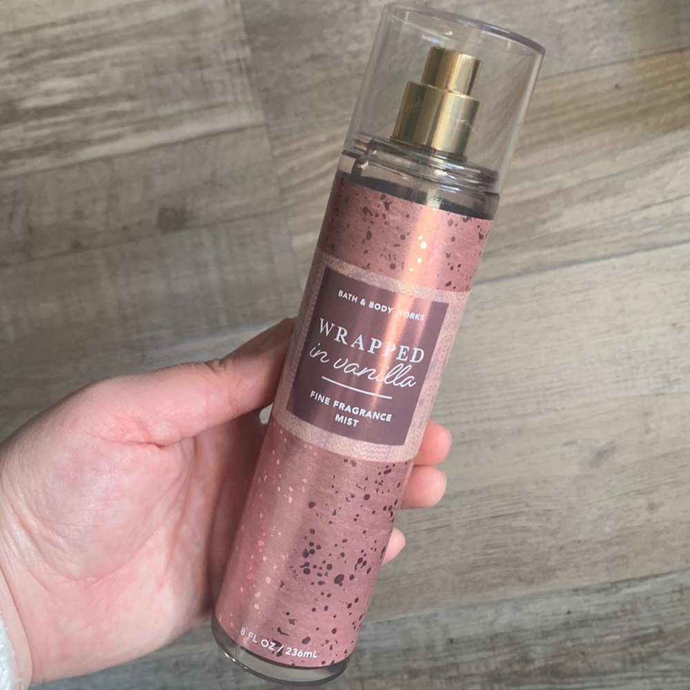 Bath& body works mist : Wrapped in Vanilla 🩶